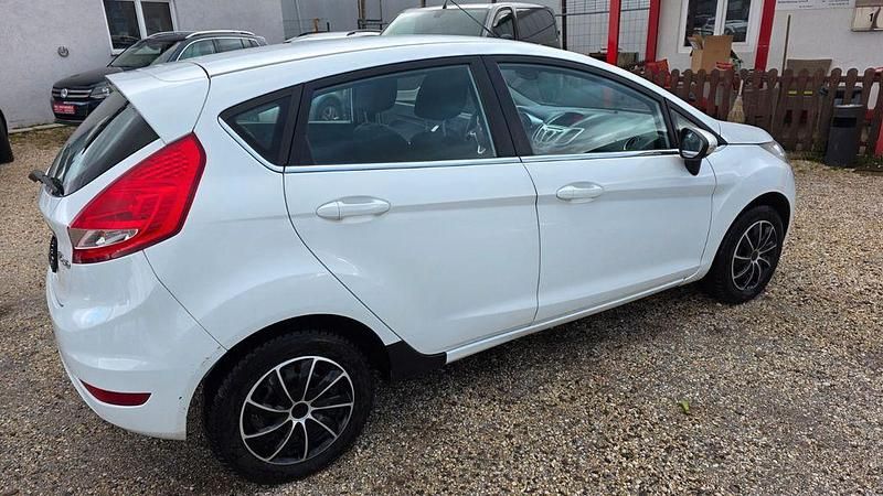 Gebraucht Ford Fiesta Titanium 82 PS (60 kW) 2009 Weiß Kleinwagen