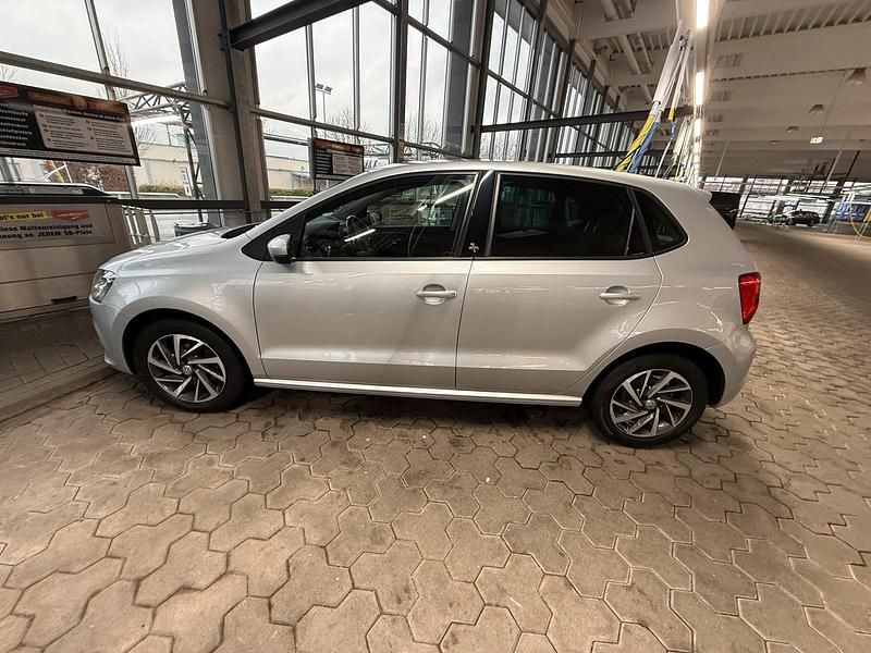 Silber Gebraucht 2017 VW Polo Sound Kleinwagen | 11.000 € (Teuer) - Bild 1/4