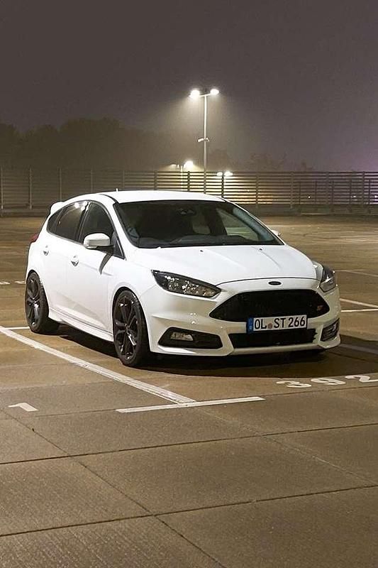 Weiß Gebraucht 2017 Ford Focus Sport Limousine | 18.800 € (Teuer) - Bild 1/4