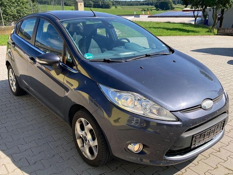 Gebraucht Ford Fiesta Titanium 97 PS (71 kW) 2010 Grau Kleinwagen