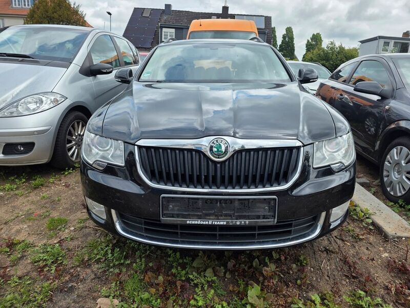 Schwarz Gebraucht 2011 Skoda Superb Family Kombi | 5.500 € (Etwas zu teuer) - Bild 1/4