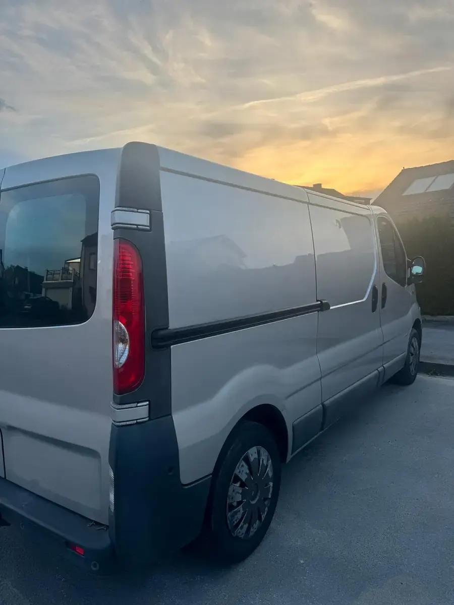 Second-hand Opel Vivaro 114 CP (83 kW) 2012 Gri Monovolum