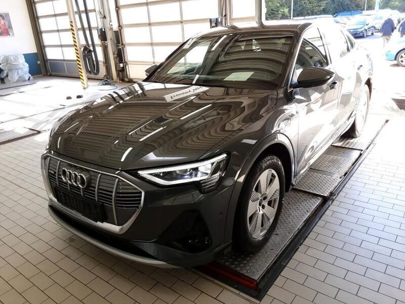 Daytonagrau perleffekt Gebraucht 2022 Audi e-tron Sportback S-Line SUV | 37.945 € (Superpreis) - Bild 1/2