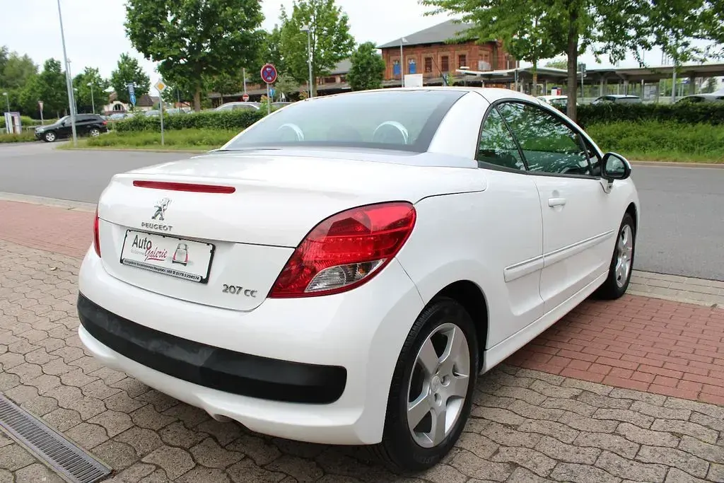 Gebraucht Peugeot 207 CC Active 120 PS (88 kW) 2012 Weiß Cabrio