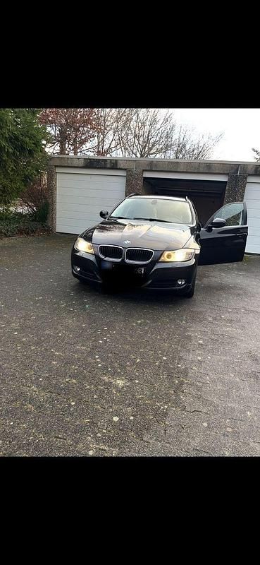 Gebraucht BMW 320 184 PS (135 kW) 2011 Schwarz Kombi