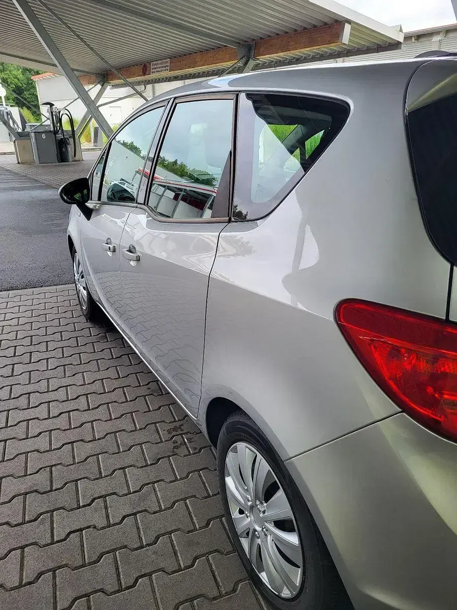Gebraucht Opel Meriva 101 PS (74 kW) 2012 Silber Van / Kleinbus