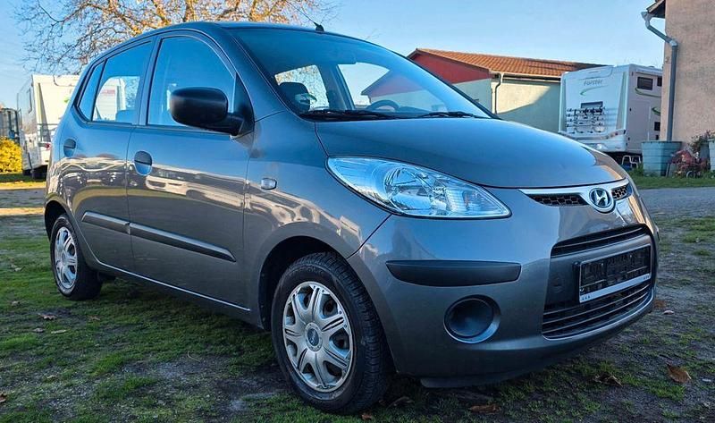Grau Gebraucht 2010 Hyundai i10 Edition Kleinwagen | 2.900 € (Fairer Preis) - Bild 1/4
