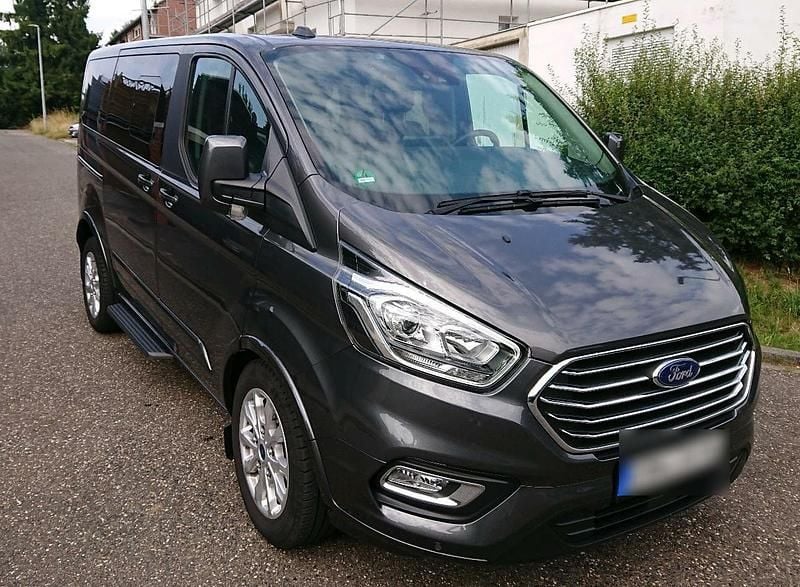 Grau Gebraucht 2022 Ford Tourneo Custom Titanium Van / Kleinbus | 39.100 € (Fairer Preis) - Bild 1/4