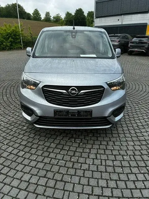 Używany Opel Combo Edition 110 KM (80 kW) 2020 Srebrny Minivan