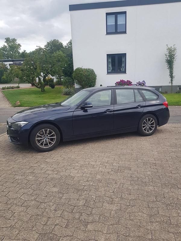 Blau Gebraucht 2016 BMW 320 Kombi | 9.500 € (Guter Preis) - Bild 1/4