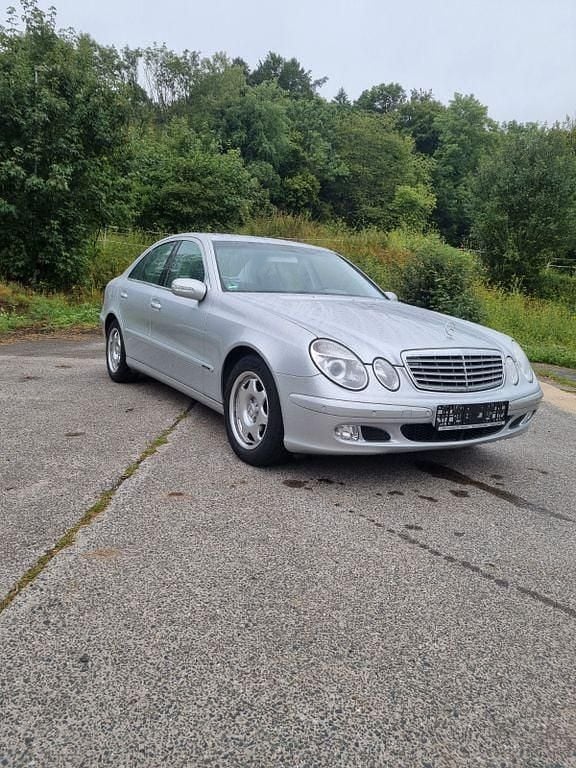 Silber Gebraucht 2002 Mercedes E240 Limousine | 5.500 € (Fairer Preis) - Bild 1/4