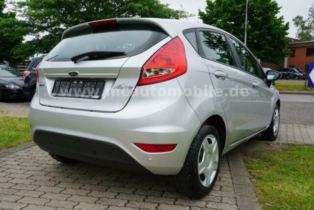 Gebraucht Ford Fiesta Trend 82 PS (60 kW) 2012 Silber metallic Kleinwagen