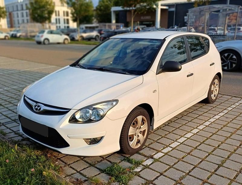Weiß Gebraucht 2011 Hyundai i30 Kombi | 6.000 € (Teuer) - Bild 1/4