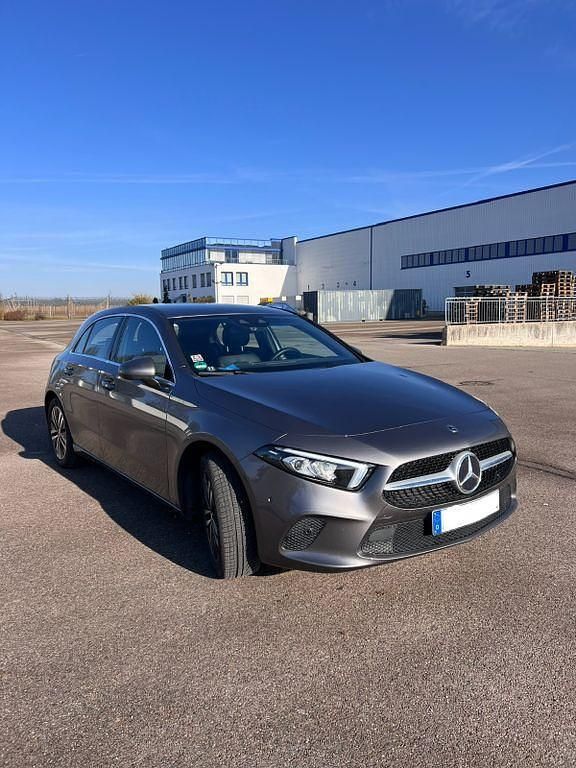 Grau Gebraucht 2020 Mercedes A200 Limousine | 21.000 € (Fairer Preis) - Bild 1/4