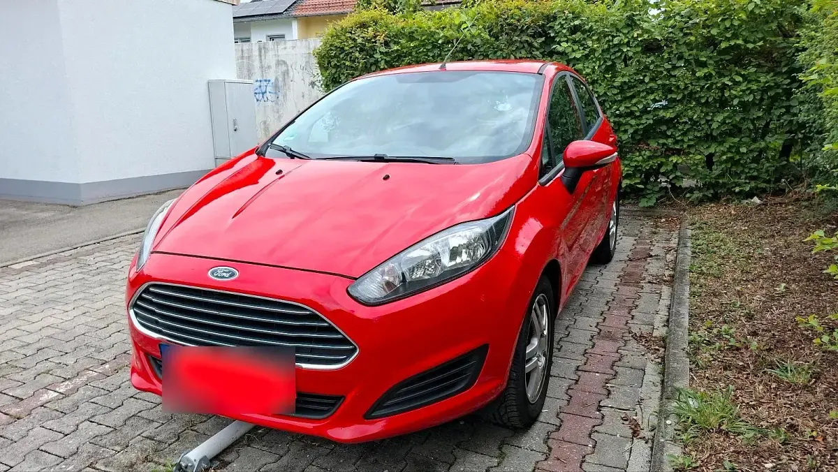 Gebraucht Ford Fiesta Trend 101 PS (74 kW) 2013 Rot Kleinwagen