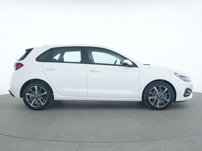 Gebraucht Hyundai i30 160 PS (117 kW) 2023 Atlas white Limousine