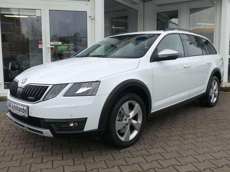 Weiß Gebraucht 2019 Skoda Octavia Scout Scout 4x4 Kombi | 17.490 € (Fairer Preis) - Bild 1/4