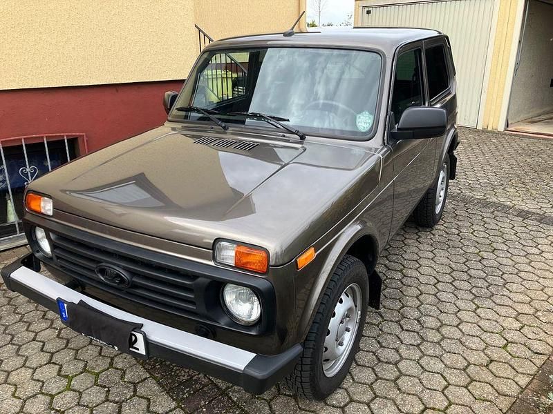 Gebraucht Lada niva 83 PS (61 kW) 2021 Braun SUV