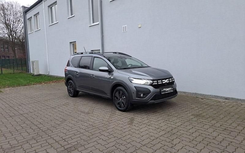 Neu Dacia Jogger Expression 141 PS (103 kW) 2025 Dolomitgrau Van / Kleinbus