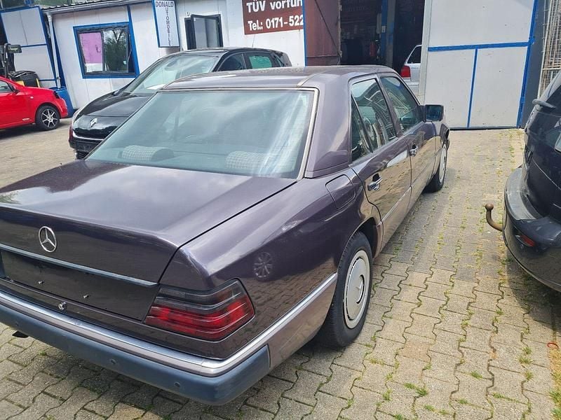 Second-hand Mercedes E230 150 CP (110 kW) 1992 Gri Berlinǎ