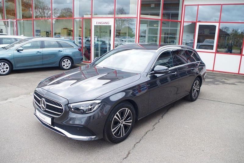 Grau Gebraucht 2023 Mercedes E220 Avantgarde Kombi | 38.790 € (Fairer Preis) - Bild 1/4