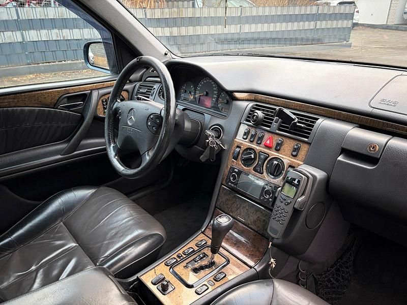 Second-hand Mercedes E320 224 CP (164 kW) 2000 Albastru Berlinǎ