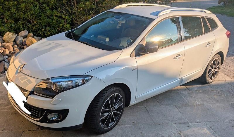 Weiß Gebraucht 2013 Renault Mégane III Bose Edition Limousine | 3.900 € (Guter Preis) - Bild 1/4