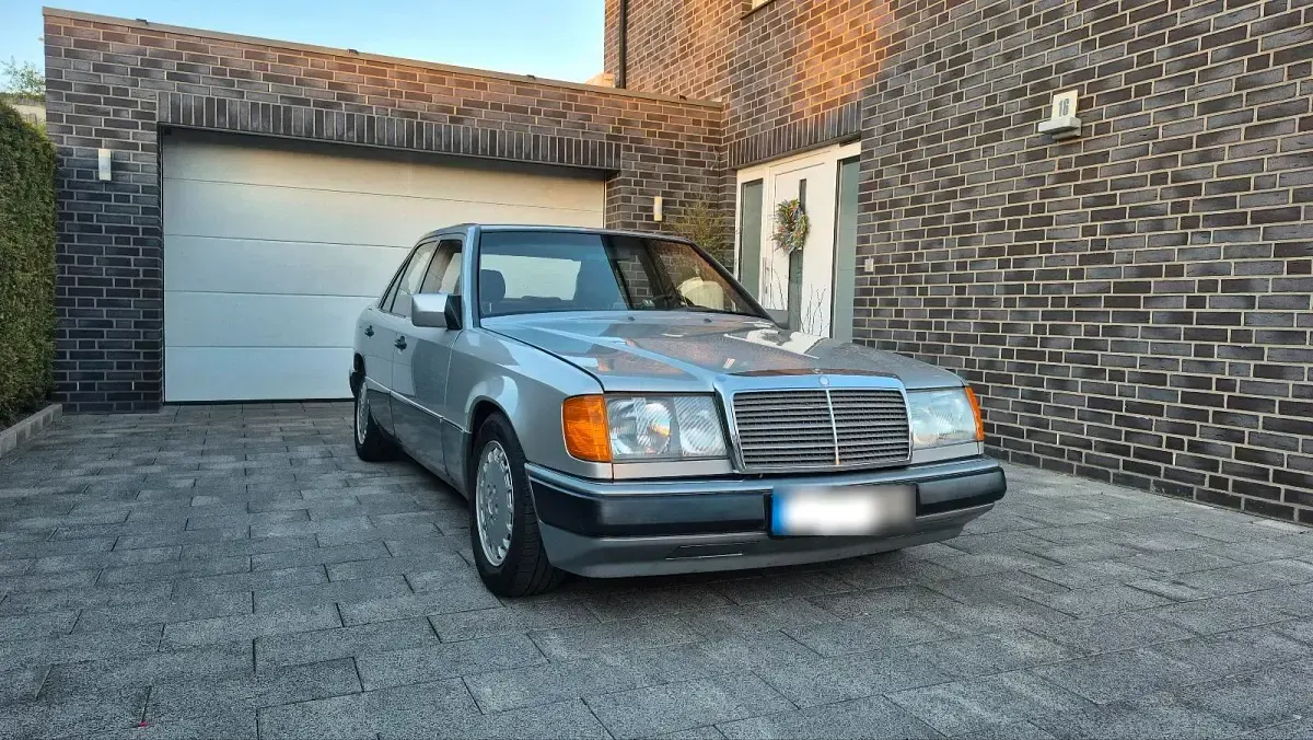 Second-hand Mercedes E250 90 CP (66 kW) 1988 Argintiu Berlinǎ