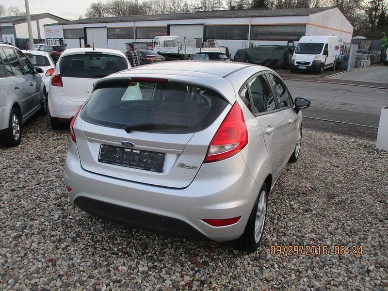 Gebraucht Ford Fiesta Trend 82 PS (60 kW) 2011 Silber Kleinwagen