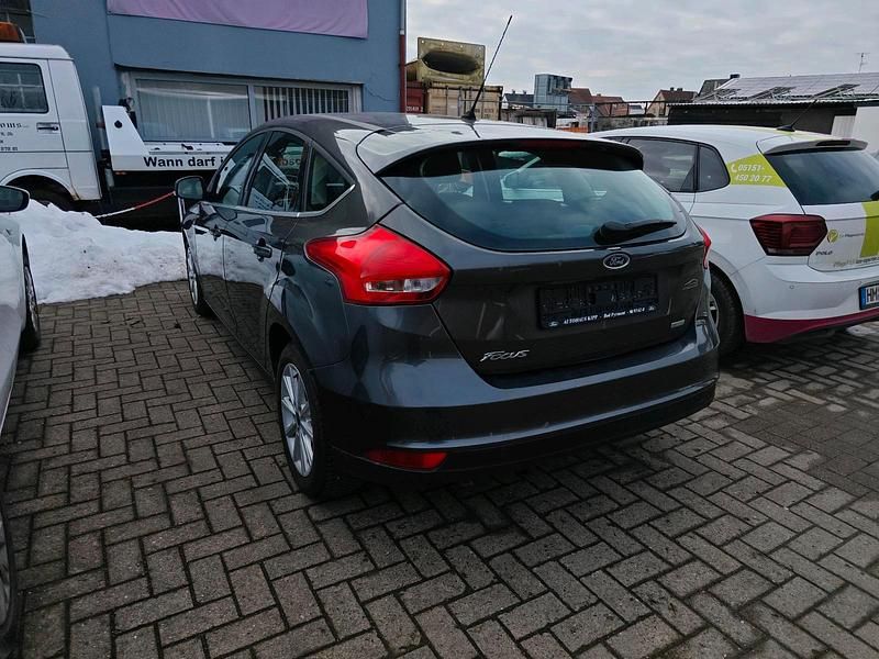 Gebraucht Ford Focus 100 PS (73 kW) 2015 Grau Kleinwagen