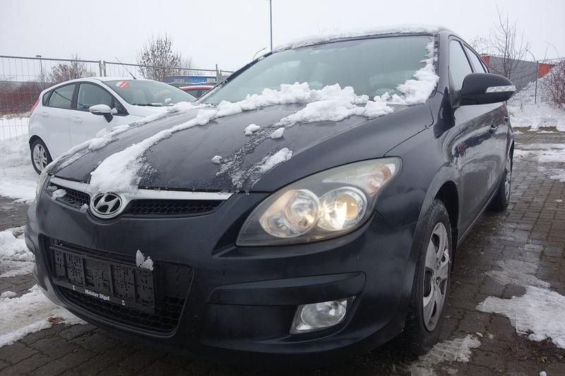 Blau Gebraucht 2009 Hyundai i30 Edition Limousine | 2.390 € (Guter Preis) - Bild 1/4