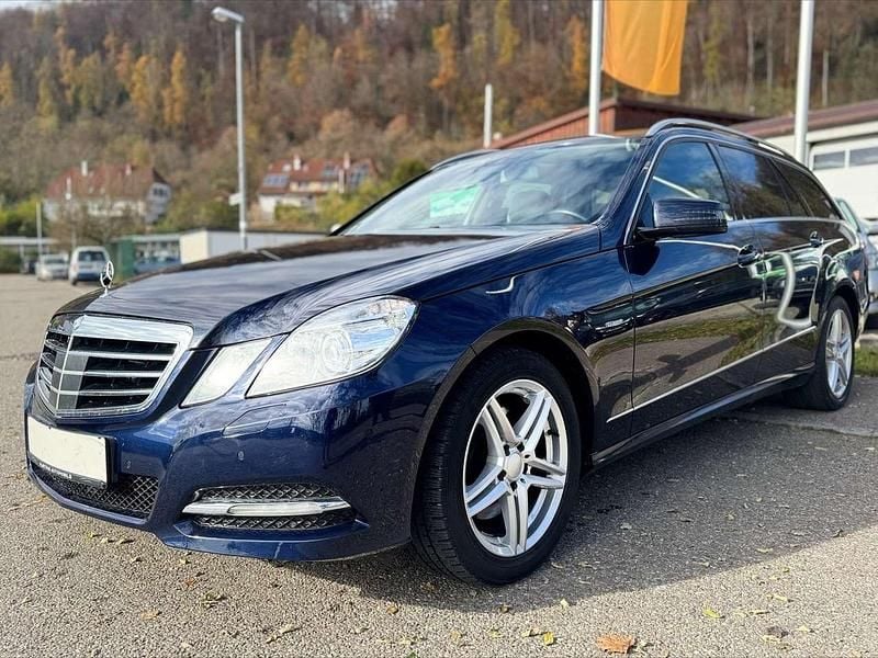 Gebraucht Mercedes E250 204 PS (150 kW) 2012 Cavansitblau  metalliclack Kombi