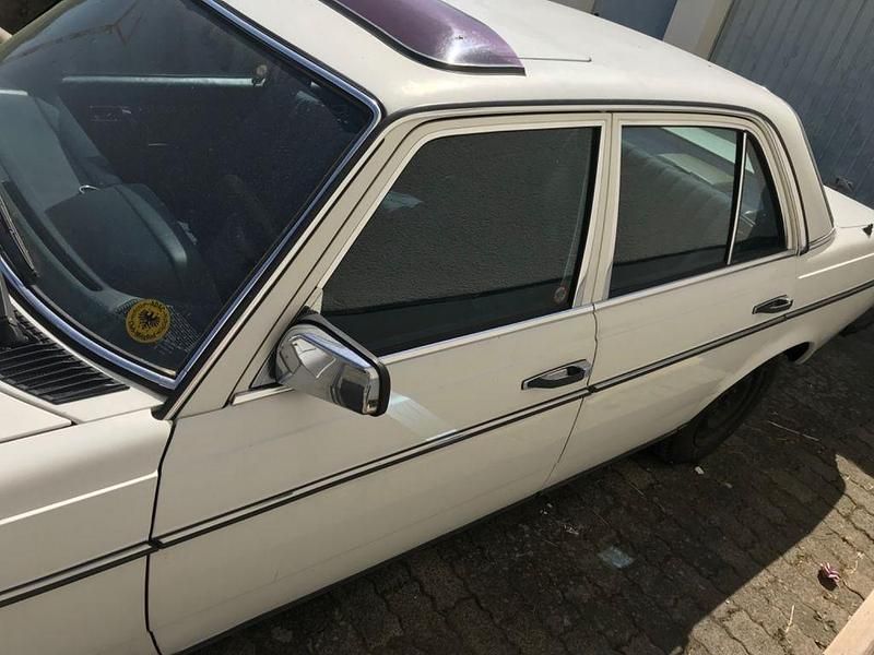 Gebraucht Mercedes E230 136 PS (100 kW) 1982 Weiß Limousine