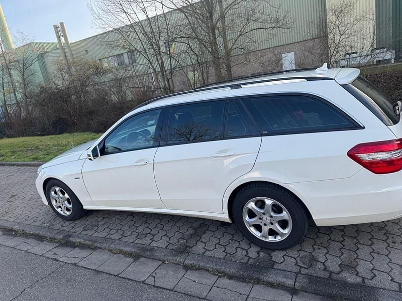 Gebraucht Mercedes E220 170 PS (125 kW) 2011 Weiß Kombi