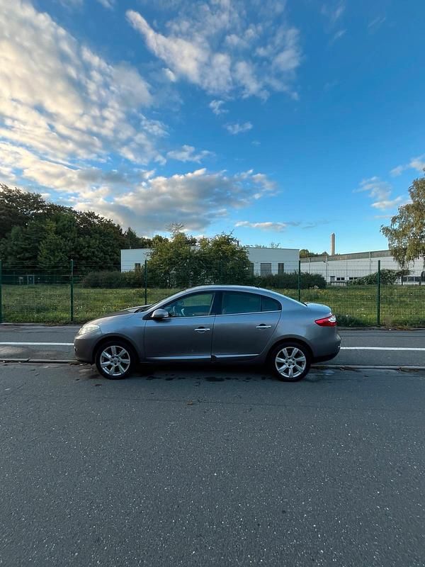 Grau Gebraucht 2011 Renault Fluence Limousine | 4.400 € (Fairer Preis) - Bild 1/4