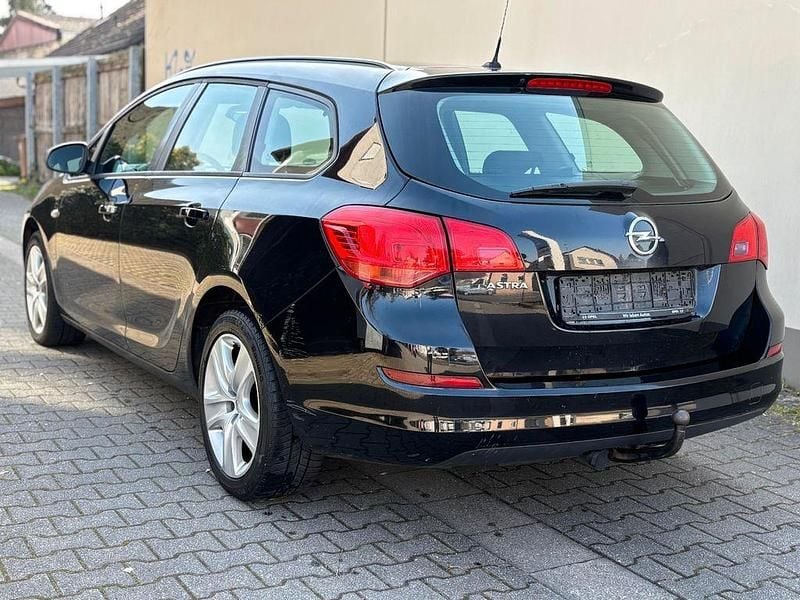 Gebraucht Opel Astra Edition 116 PS (85 kW) 2011 Schwarz Kombi
