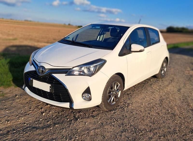 Weiß Gebraucht 2015 Toyota Yaris Comfort Limousine | 7.260 € (Fairer Preis) - Bild 1/4