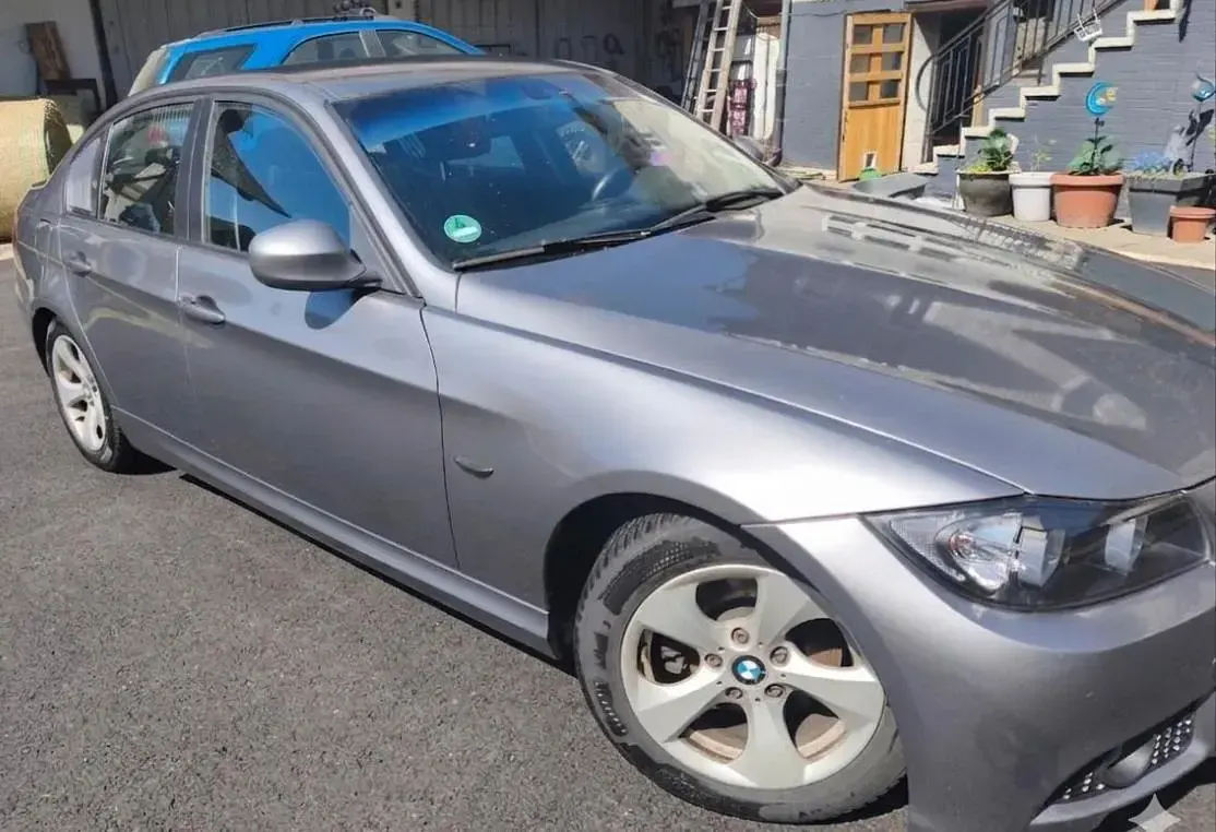 Gebraucht BMW 320 163 PS (119 kW) 2010 Grau Limousine
