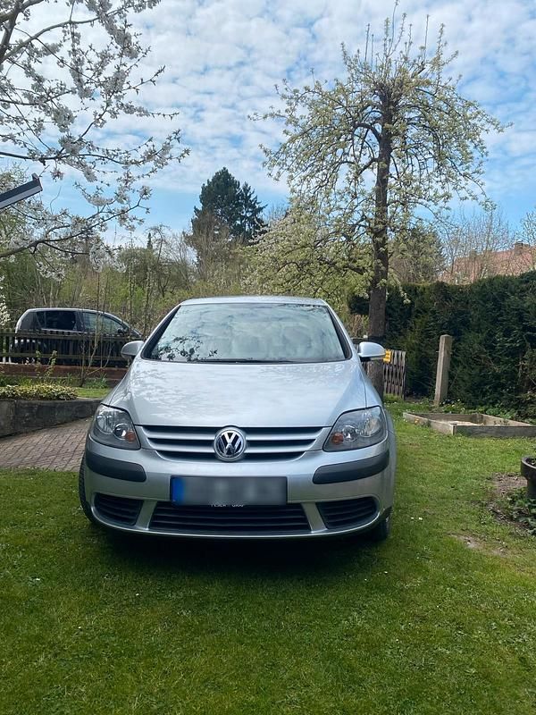 Second-hand VW Golf IV 102 CP (75 kW) 2005 Argintiu Berlinǎ