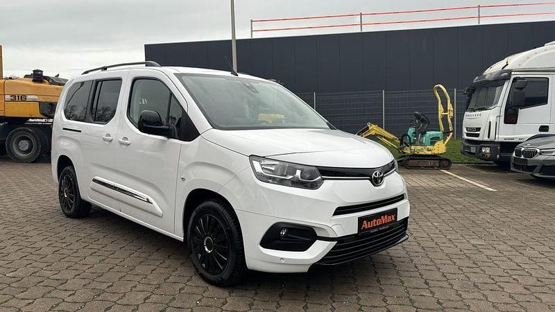 Weiss Gebraucht 2024 Toyota Proace Verso City Kombi | 26.999 € (Guter Preis) - Bild 1/4