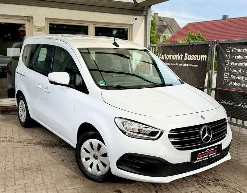 Weiß Gebraucht 2023 Mercedes T180 Van / Kleinbus | 24.990 € (Guter Preis) - Bild 1/3