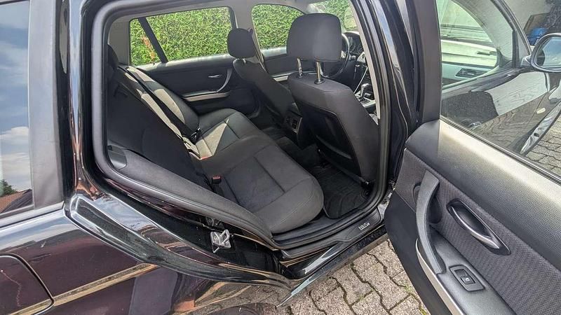 Gebraucht BMW 320 Lifestyle 163 PS (119 kW) 2011 Schwarz Kombi