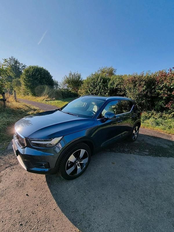 Blau Gebraucht 2018 Volvo XC40 SUV | 25.900 € (Fairer Preis) - Bild 1/4