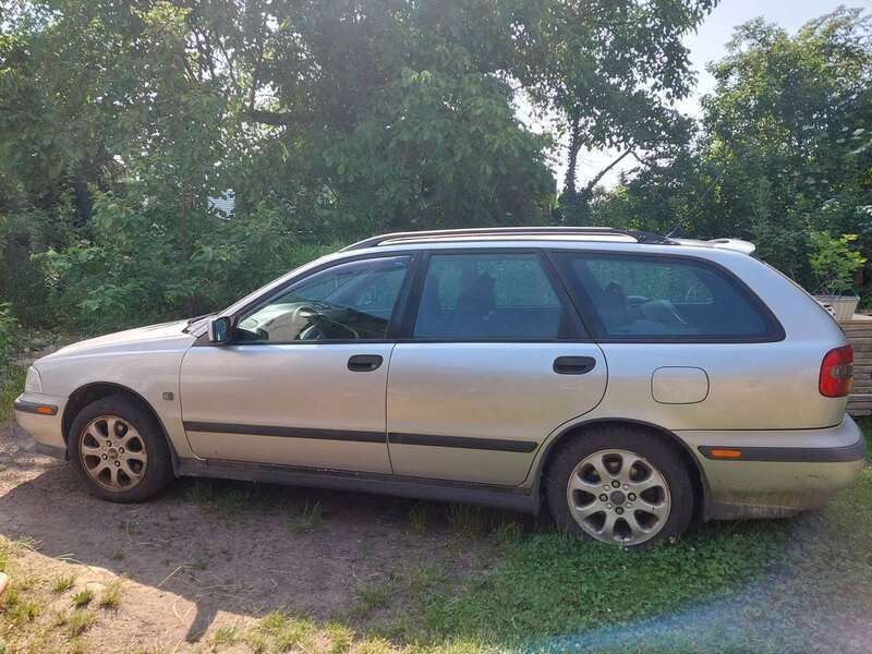 Grau Gebraucht 2000 Volvo V40 Kombi | 800 € (Fairer Preis) - Bild 1/4