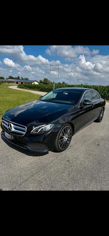 Schwarz Gebraucht 2018 Mercedes E220 Avantgarde Limousine | 24.900 € (Fairer Preis) - Bild 1/4