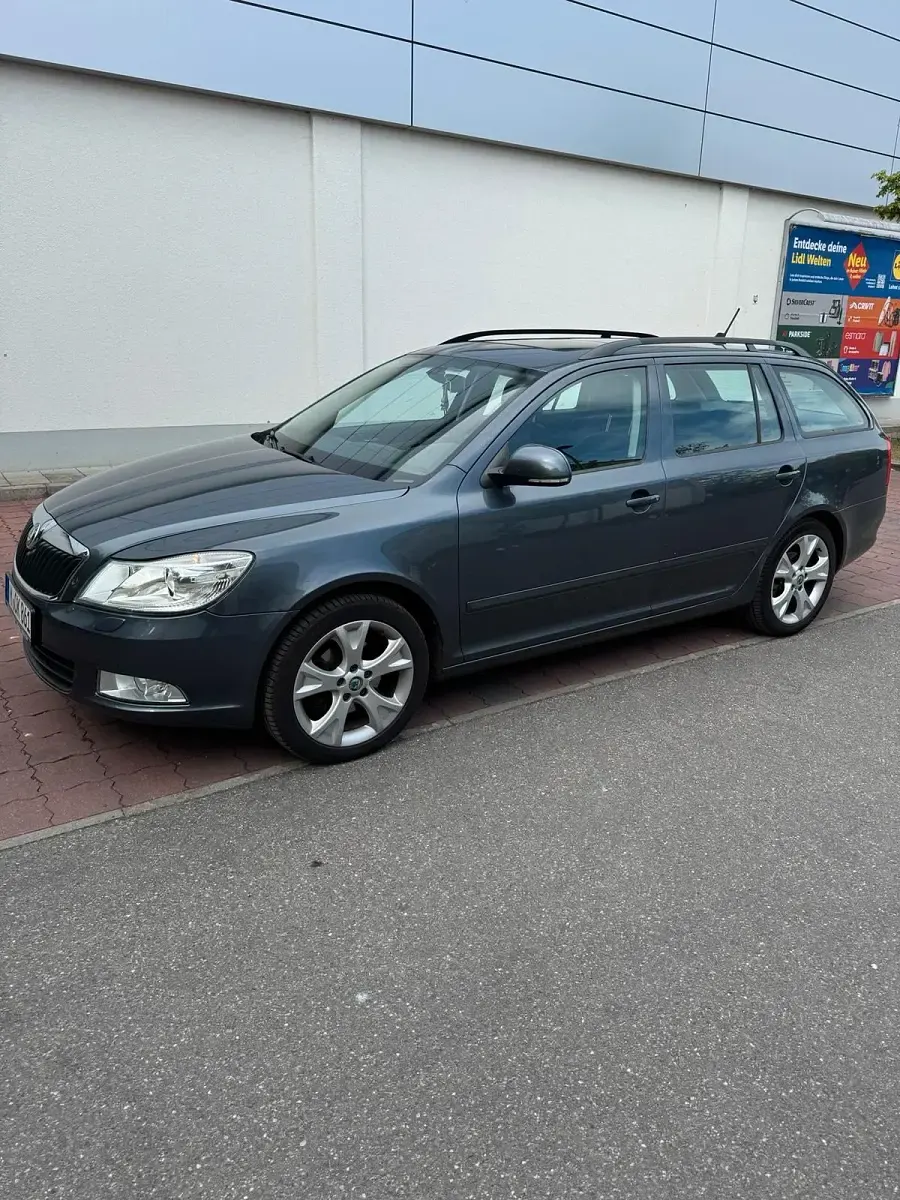 Gebraucht Skoda Octavia 140 PS (102 kW) 2012 Grau Kombi