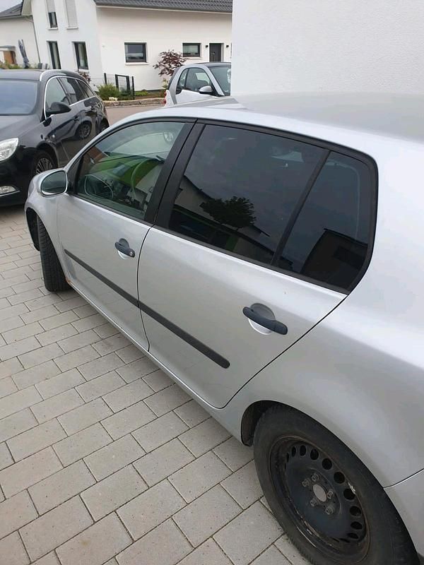Silber Gebraucht 2004 VW Golf V Kleinwagen | 1.000 € (Guter Preis) - Bild 1/4