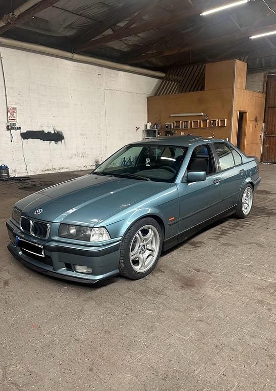 Grün Gebraucht 1997 BMW 318 Limousine | 2.800 € (Superpreis) - Bild 1/4