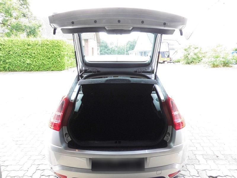 Usado Citroën C4 109 HP (80 kW) 2007 Prateado Sedan