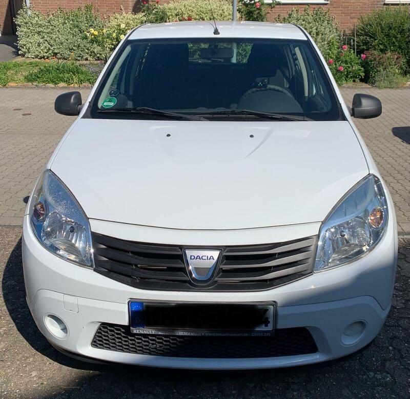 Weiß Gebraucht 2010 Dacia Sandero Ambiance Kleinwagen | 3.050 € (Fairer Preis) - Bild 1/4
